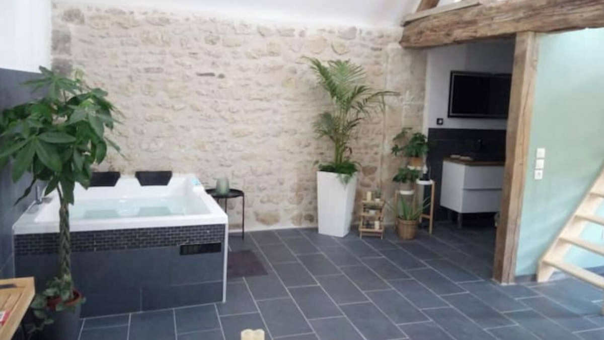 Mont-Notre-Dame Apartment | House with private Jacuzzi, cocooning, zen.