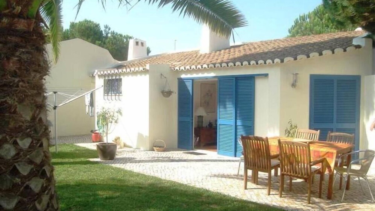 Alagoas House | House with private garden, swimming pool and tennis court in residence