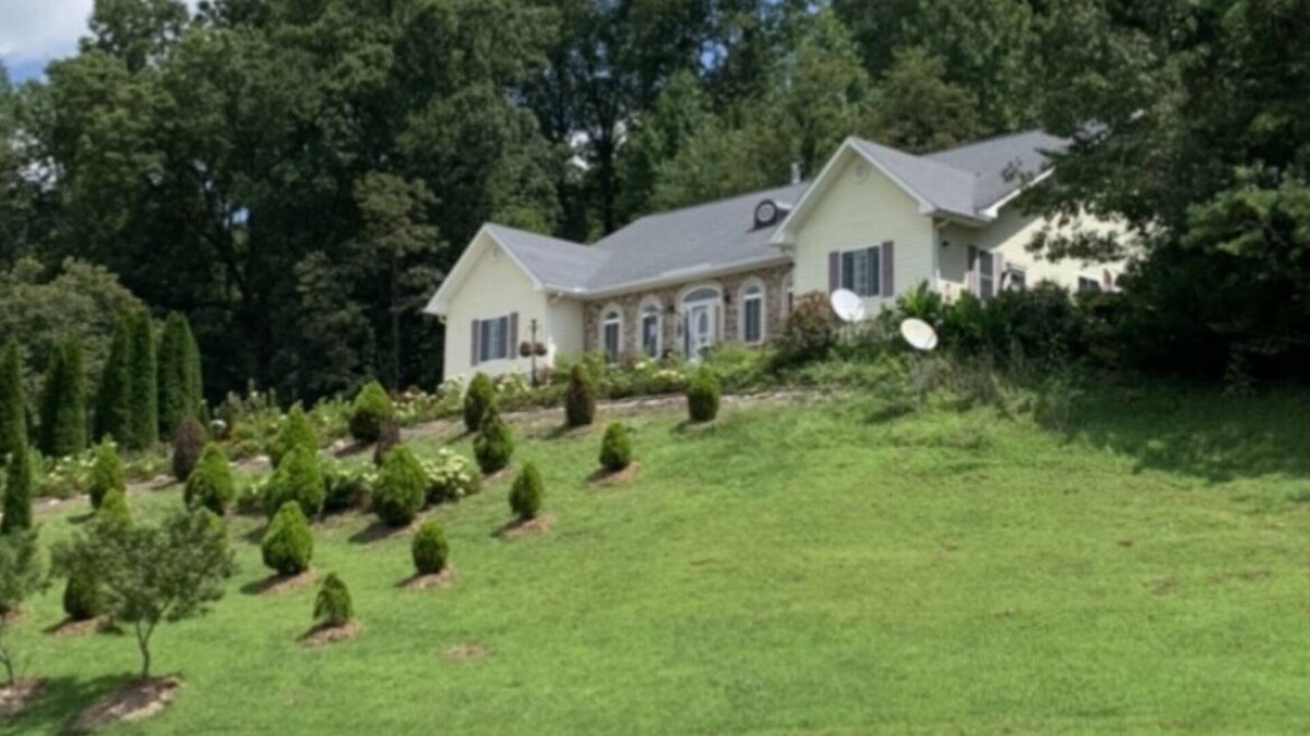 Hendersonville Apartment | House with private apartment, latest appliance,View,flowers, Creekside.