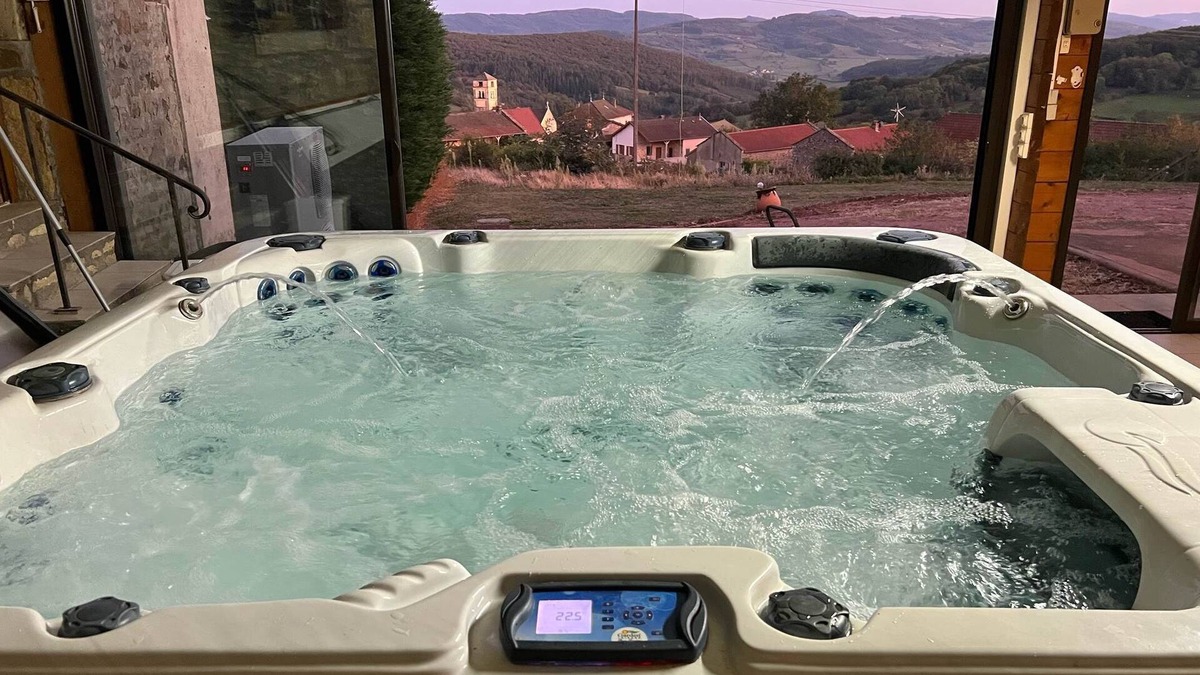 Bergesserin House | House with private pool with magnificent views of the Clunysois valley.