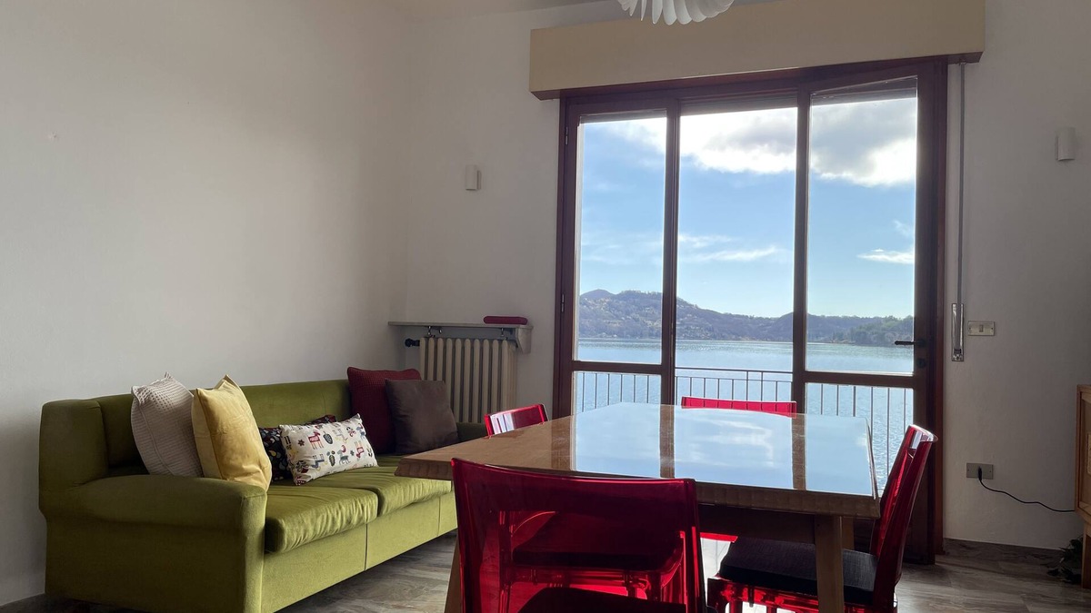 Pella Apartment | House with private overflow garden on the lake