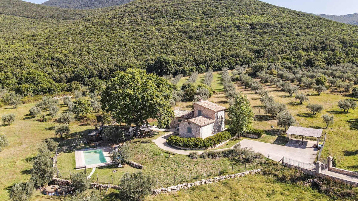 Montecchio House | House with private pool & fenced garden 3km from Montecchio. Very quiet area