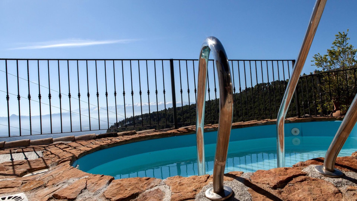 Moclin Cottage | House with private pool, stunning views