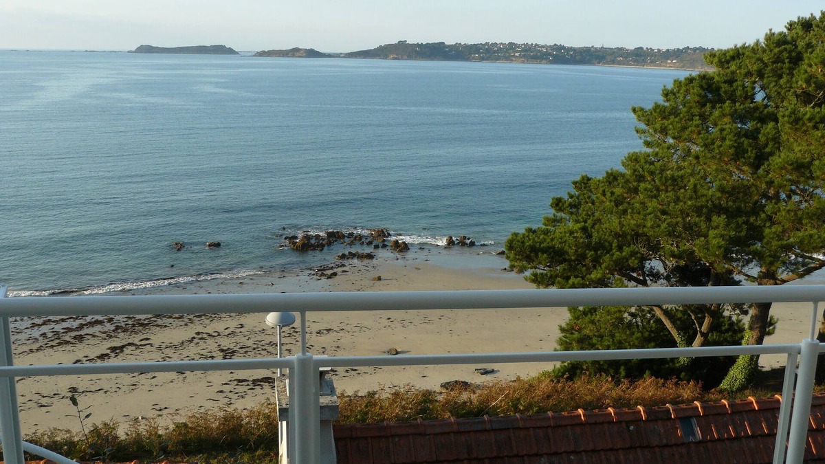 Tredrez-Locquemeau House | House with sea view for 6, fireplace and 340 steps from the sand