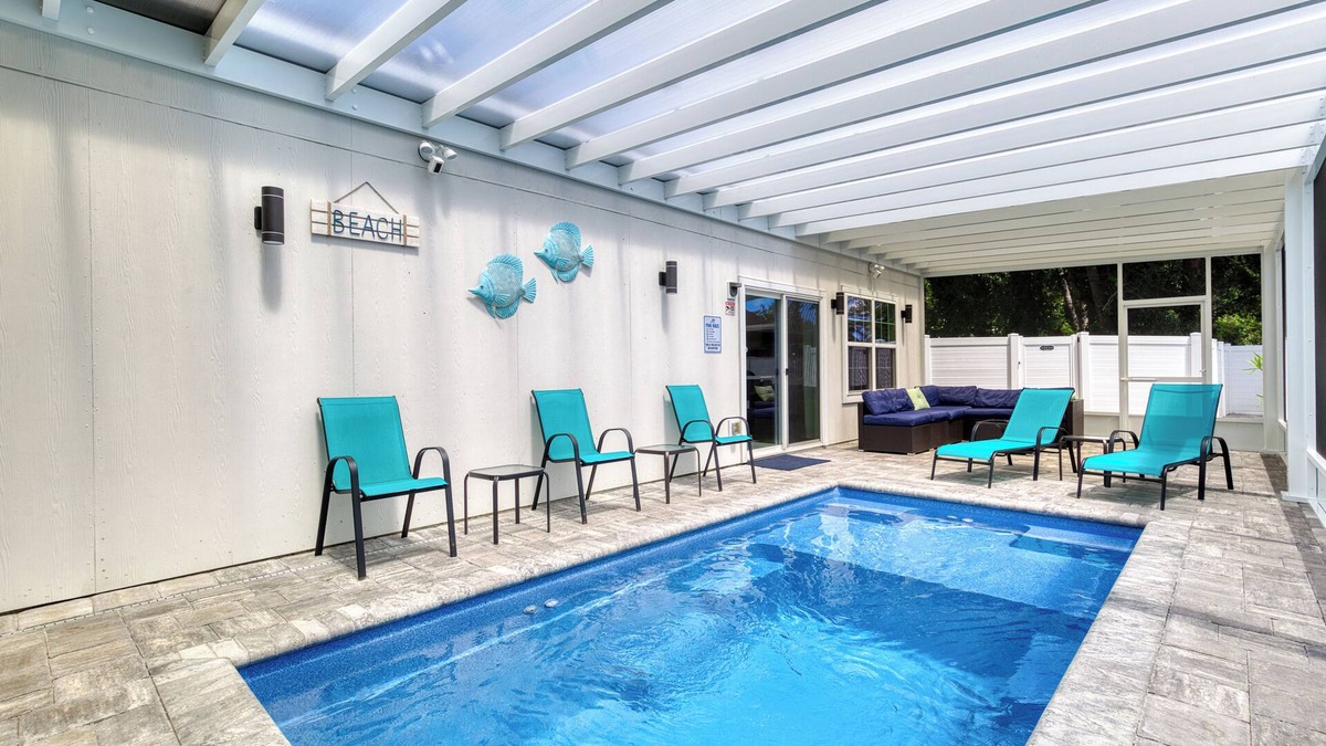Southside House | House with Screened Heated Pool year-round with 10 minutes to the Beaches!