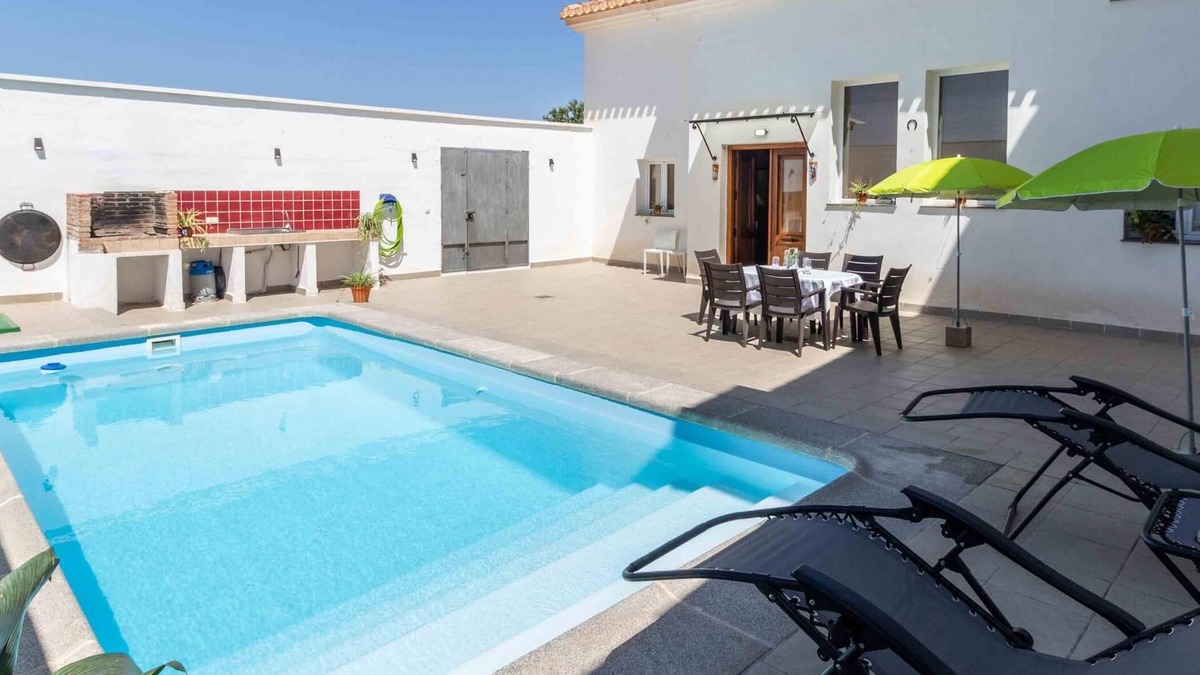 Durcal Cottage | House with swimming pool, wifi and barbecue