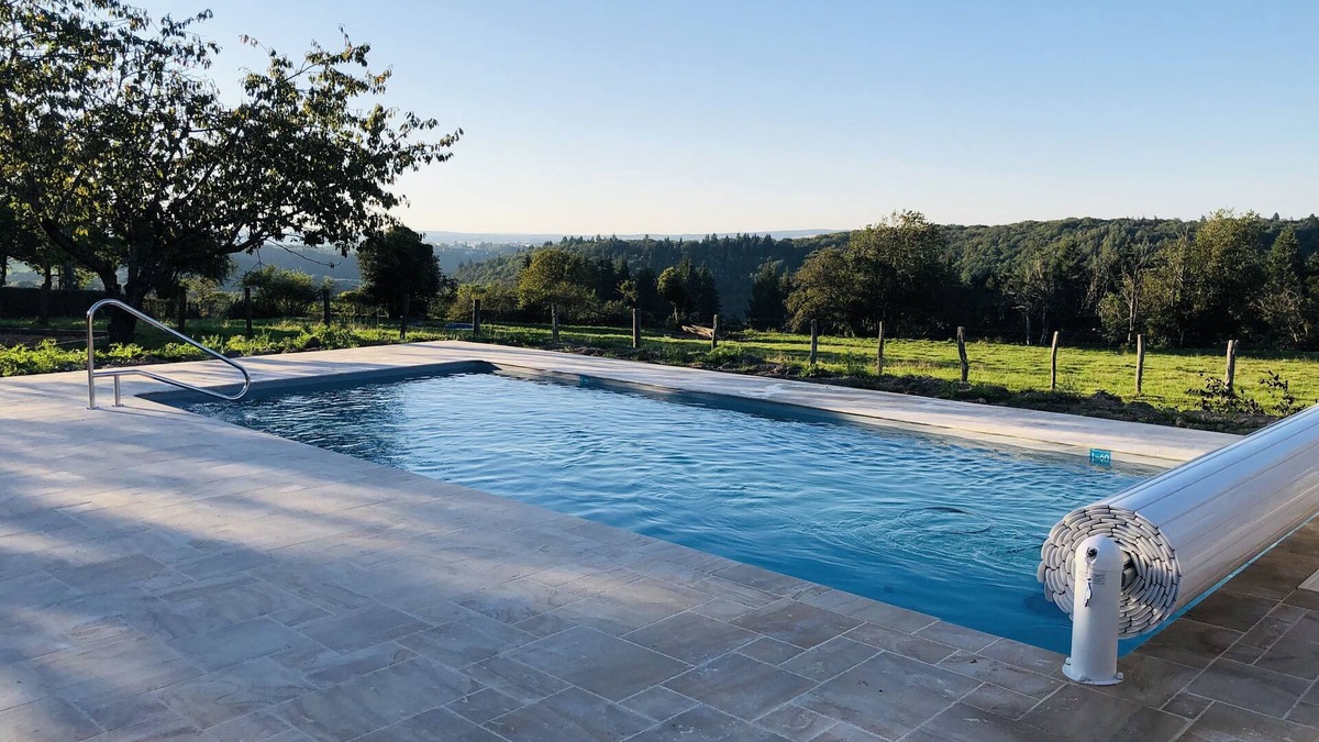 Avallon House | House with swimming pool and bowling green