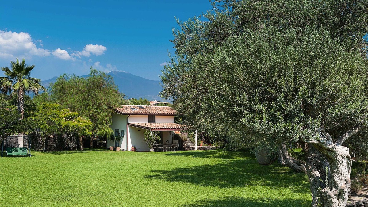Stazzo Apartment | House with terrace and direct access to the sea. Shared pool.