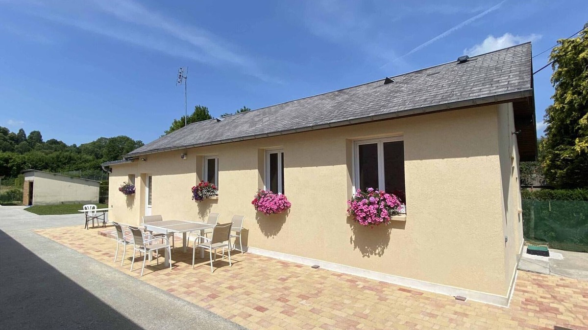 Gace Cottage | House with Terrace and Garden in Gacé
