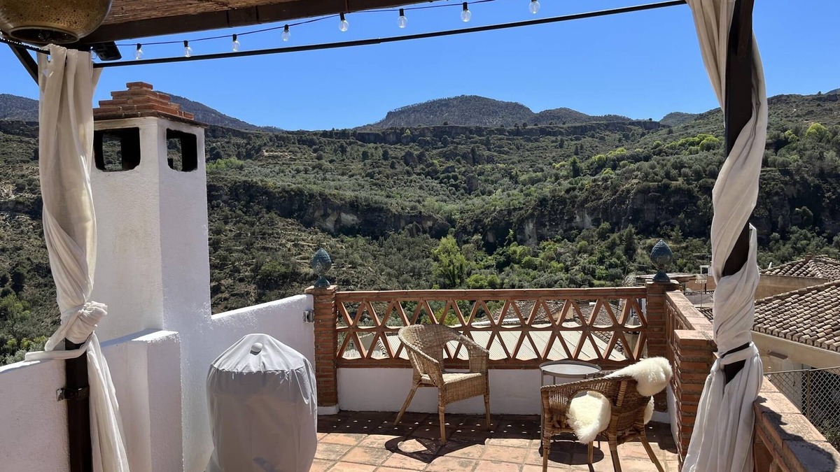 Albunuelas Villa | House with terrace and great views