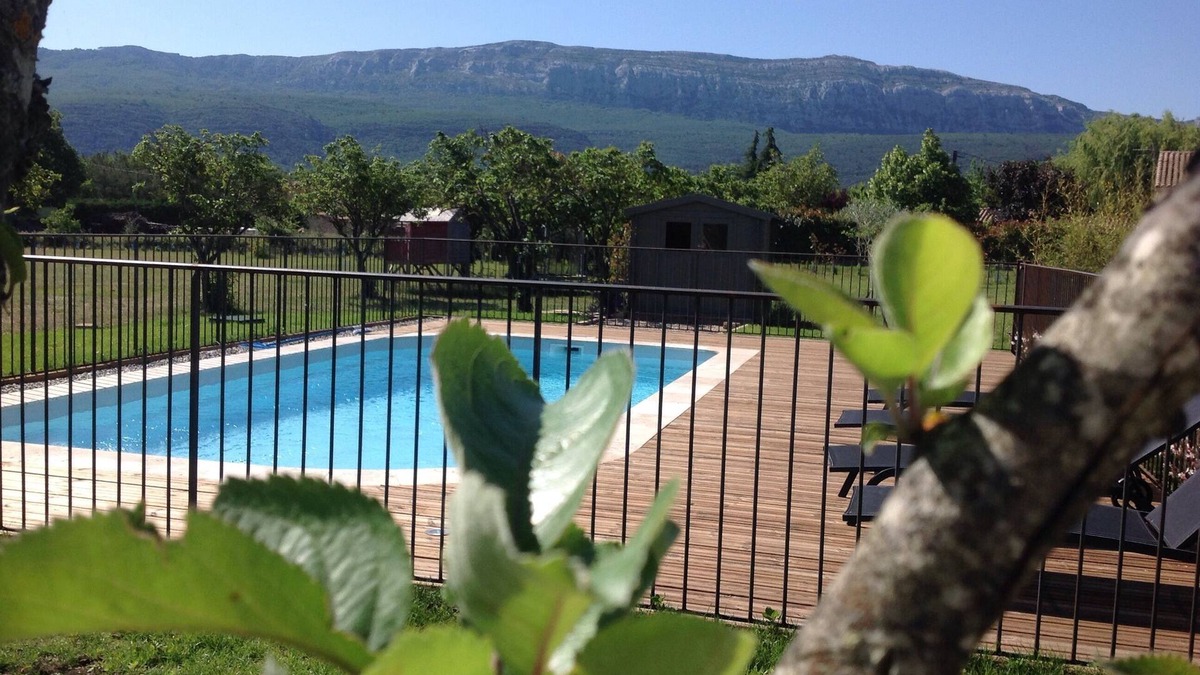 Nans-les-Pins Cottage | House-workshop on 2 ha wooded property private pool and jacuzzi