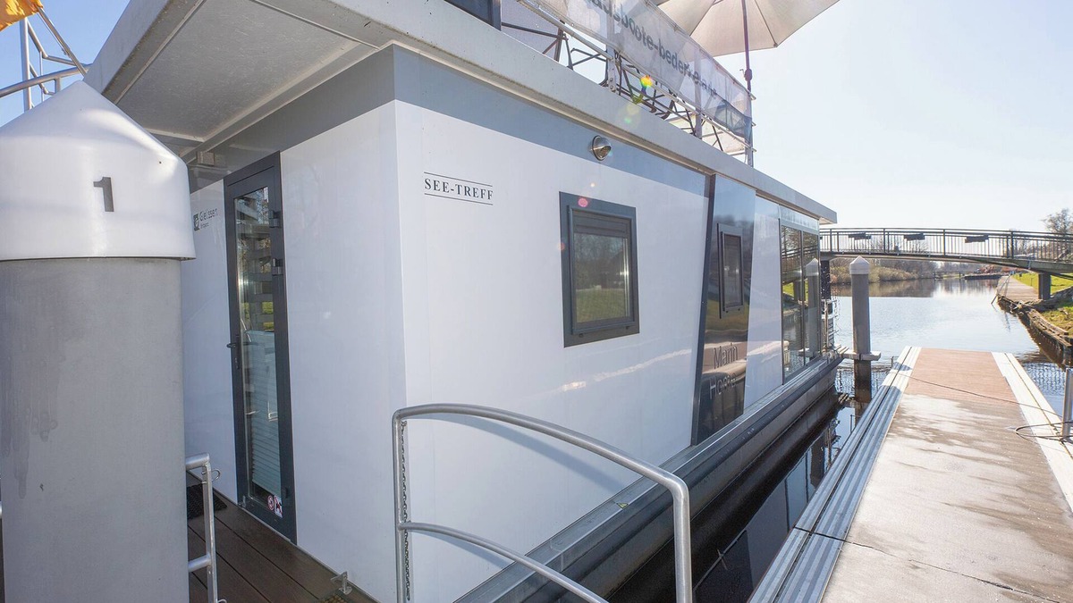 Bad Bederkesa House | Houseboat 1 See-Treff. Firmly anchored and with a panoramic view.