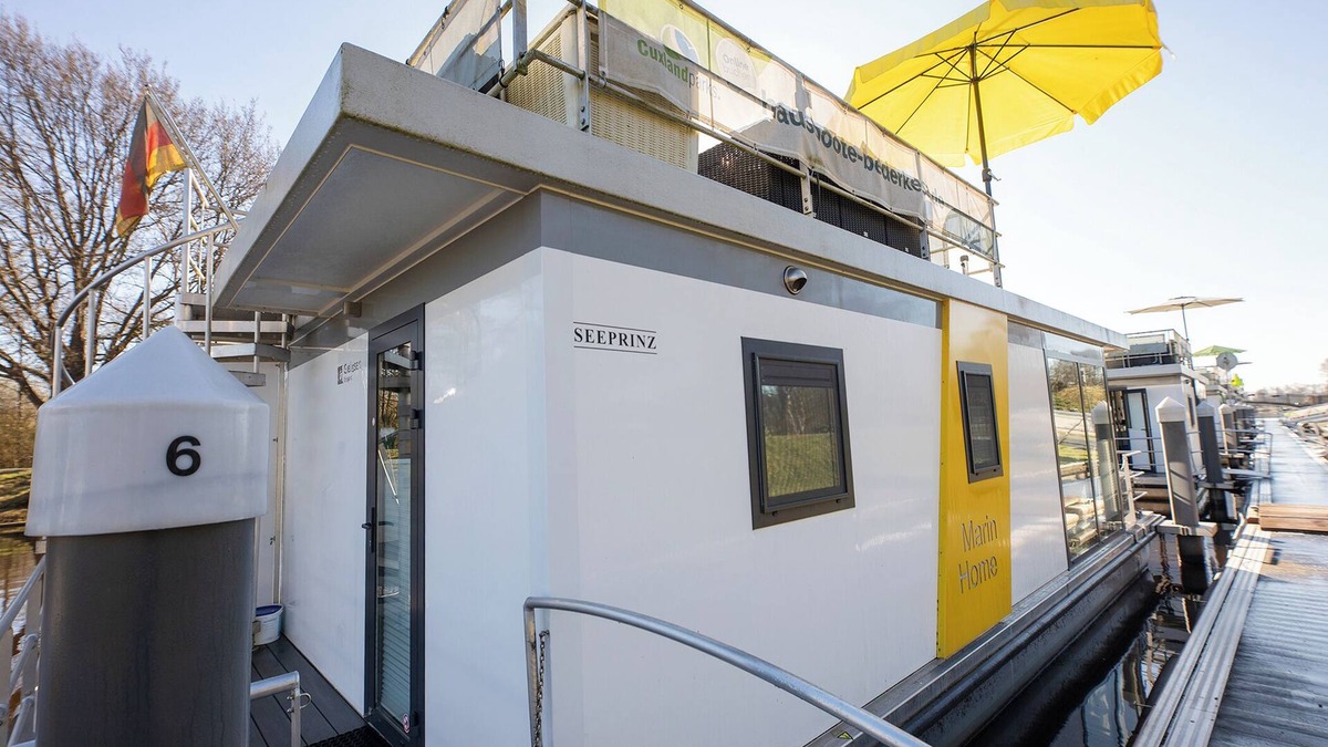 Bad Bederkesa House | Houseboat 6 Seeprinz. Romantic and firmly anchored.