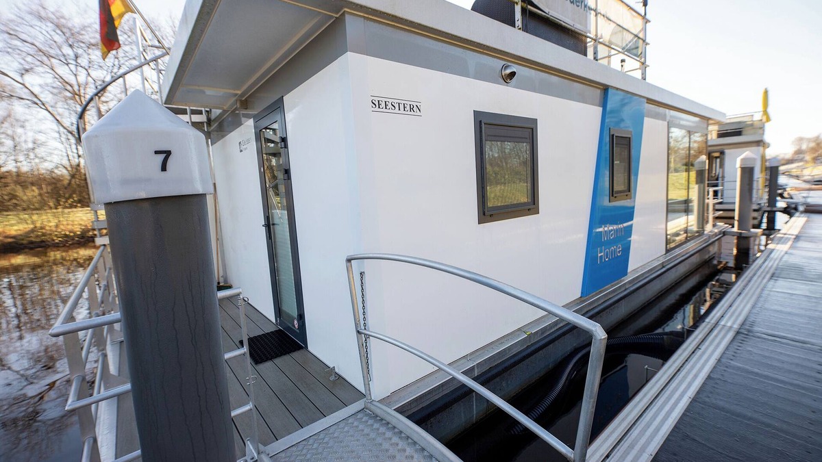 Bad Bederkesa House | Houseboat 7 Starfish. Picturesque by the lake and unconventional.