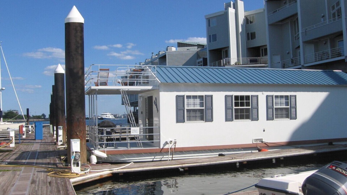 Thompson Square - Bunker Hill Boat Rental | Houseboat in Boston Harbor Wifi A/C/Heat Be rocked to sleep