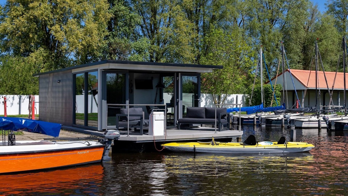 Heeg Boat Rental | Houseboat in Heeg with Stunning Marina Views