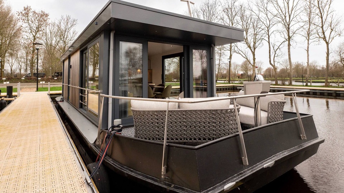 Offingawier Boat Rental | Houseboat in Offingawier with Sea View