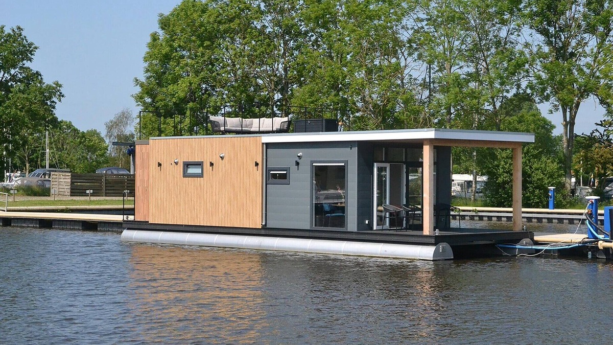 Offingawier Boat Rental | Houseboat in Sneek with Lake Views
