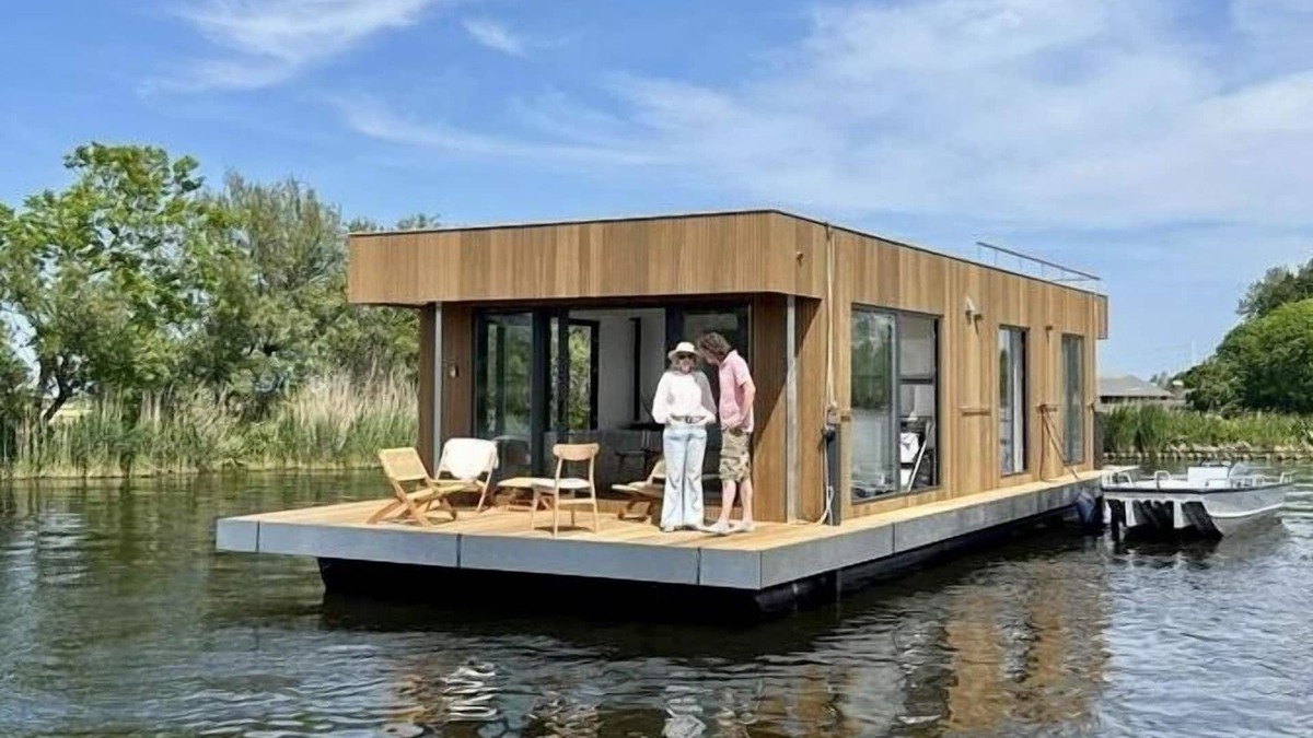 Kaag Boat Rental | Houseboat "Nevel" at the Kagerplassen tender included