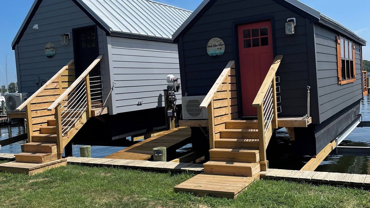 Solomons Boat Rental | Houseboat on Solomons Island