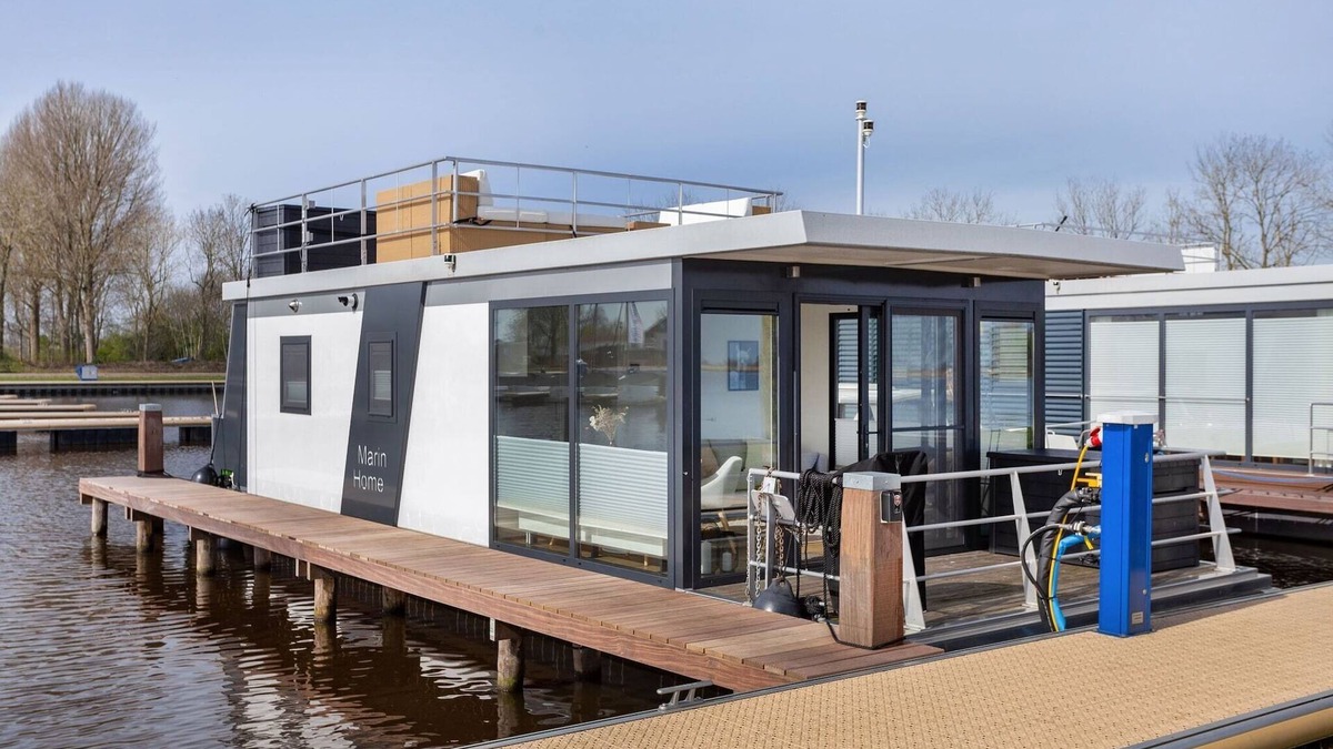Offingawier Boat Rental | Houseboat Sneekermeer with Garden and Views