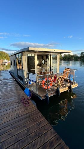 Uraz Apartment | Houseboat Water Boy apartament pływający dom na wodzie łódź