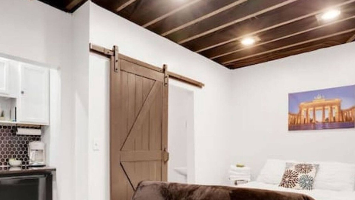 German Village Apartment | Housepitality - The Brandenburg Suite - Efficiency