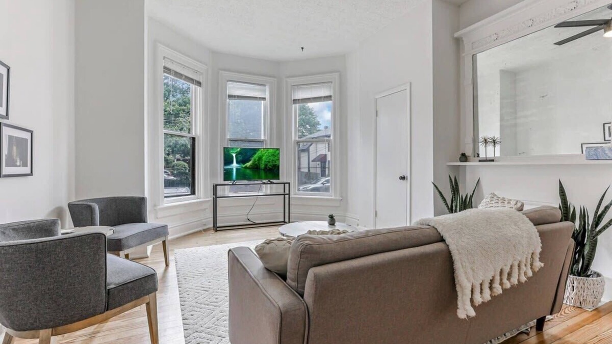 Victorian Village Apartment | Housepitality - The Short North Getaway