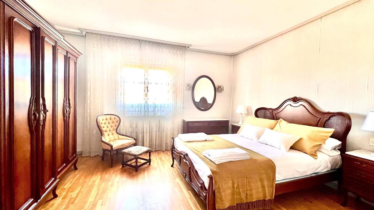 Old Town Apartment | Housing León Santa Marina-roman wall