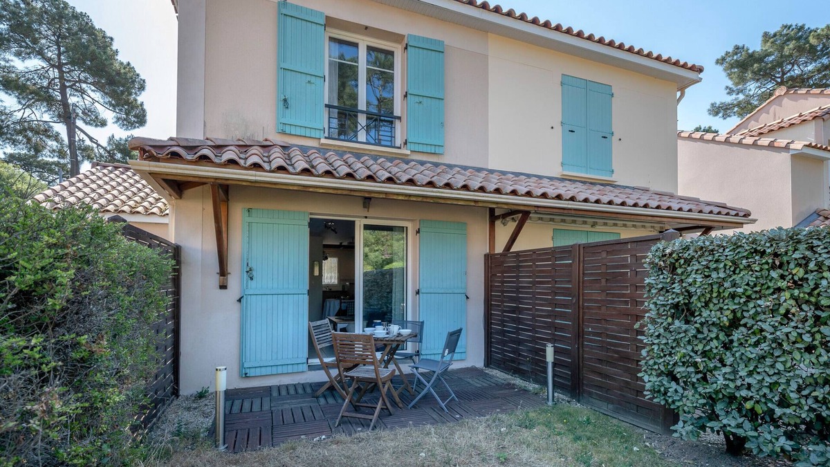 Saint-Brevin-les-Pins Ski Chalet | Housse for 4, 500m at the beach