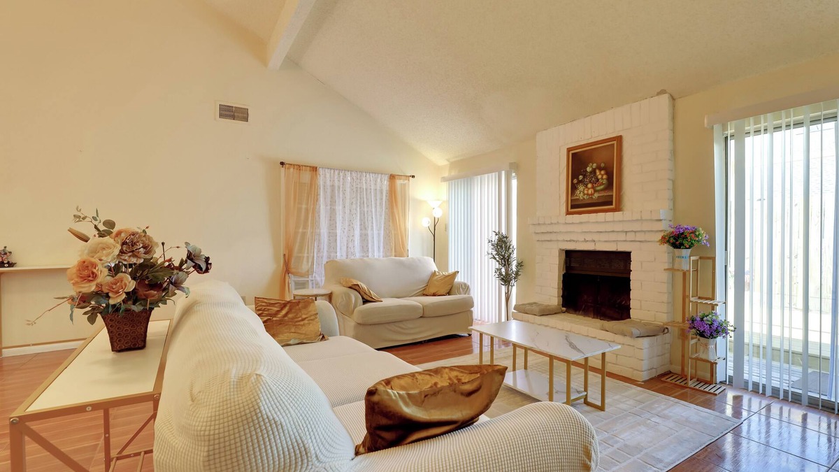 Meadows Place House | Houston Area Home w/Yard - 5 Mi to Sugar Lakes!