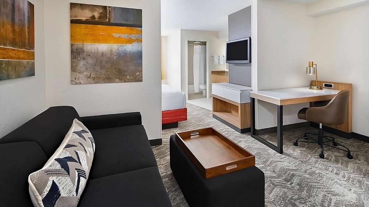 Southeast Houston Hotel | Houston Getaway: Pool Access, Free Airport Shuttle | Near Houston Zoo | 3 Rooms
