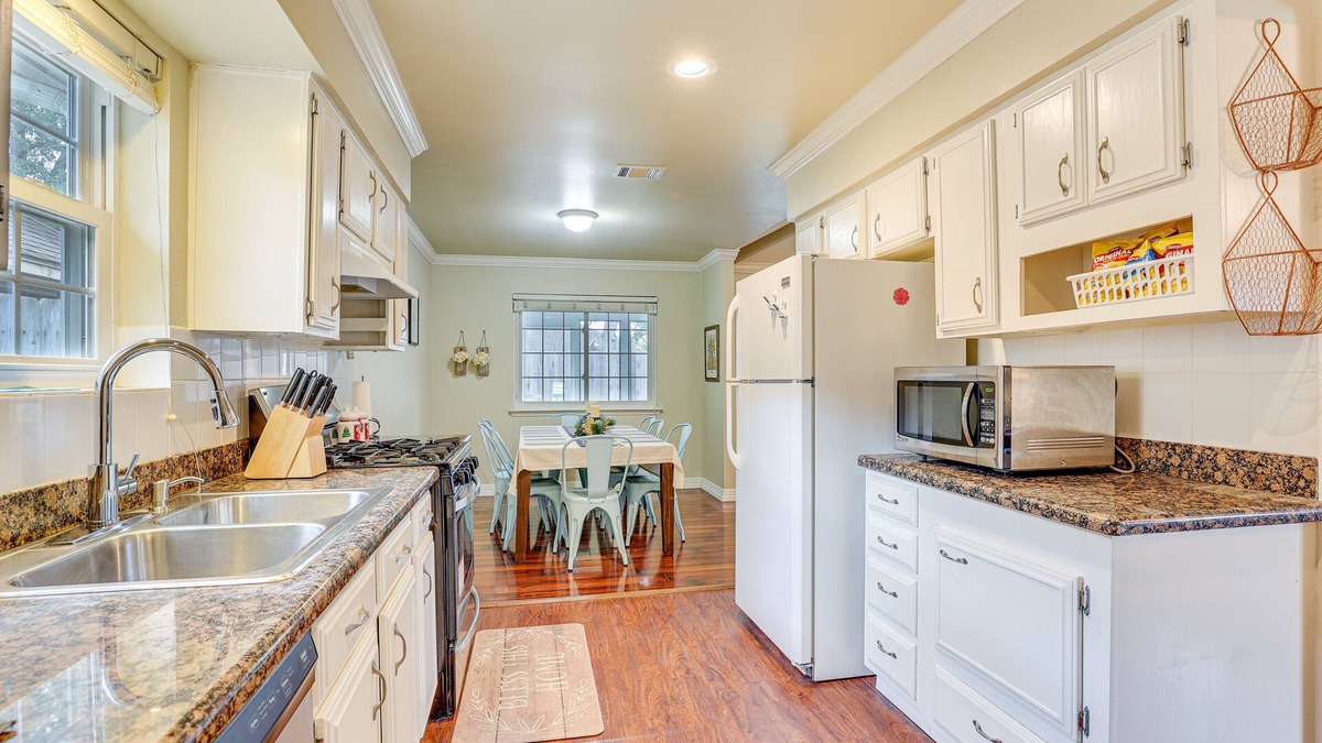 Mission Bend House | Houston Home w/Screened Porch, Near Sugar Land!