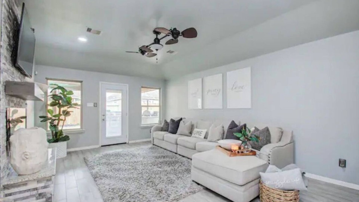 Houston House | Houston Sophisticated 4 room home W/Backyard Escape