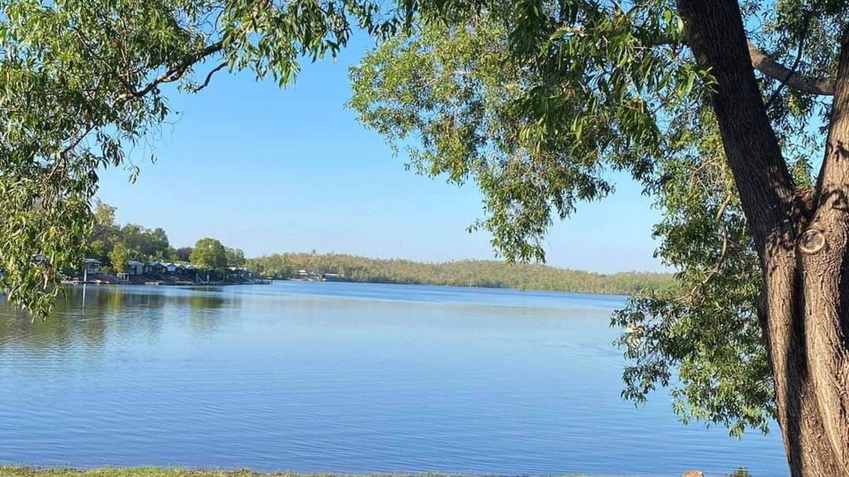 Lake Bennett House | How's the serenity! El Be lakeside bungalow