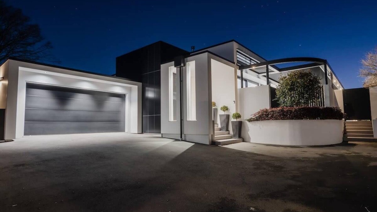 Fendalton House | How the 1% Live - Waiwetu St Sleeps 15