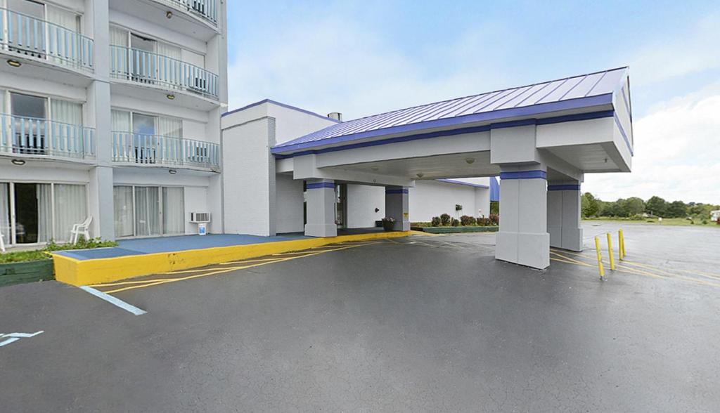Fair Plain Hotel | Howard Johnson by Wyndham Saint Joseph Benton Harbor