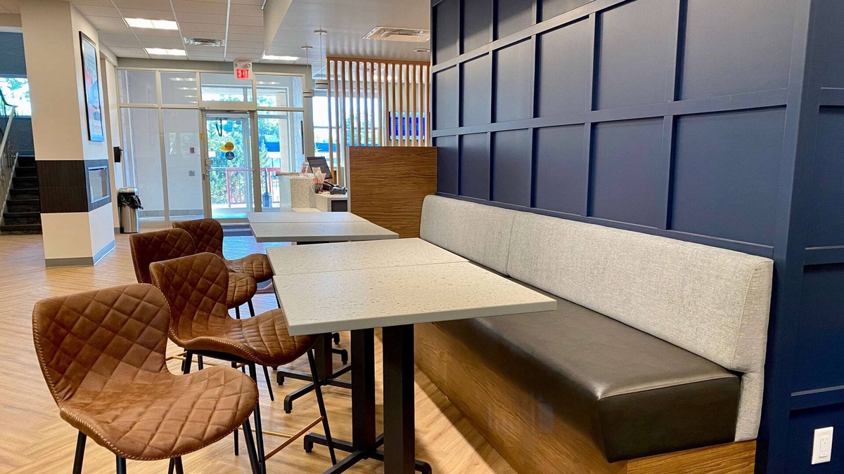 Winnipeg Hotel | Howard Johnson by Wyndham Winnipeg West
