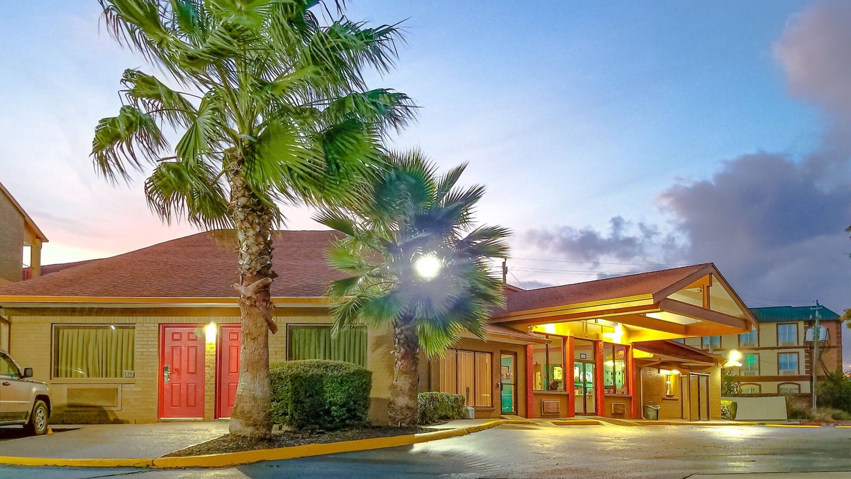 Southeast Houston Hotel | Howard Johnson by Wyndham Houston Hobby Airport