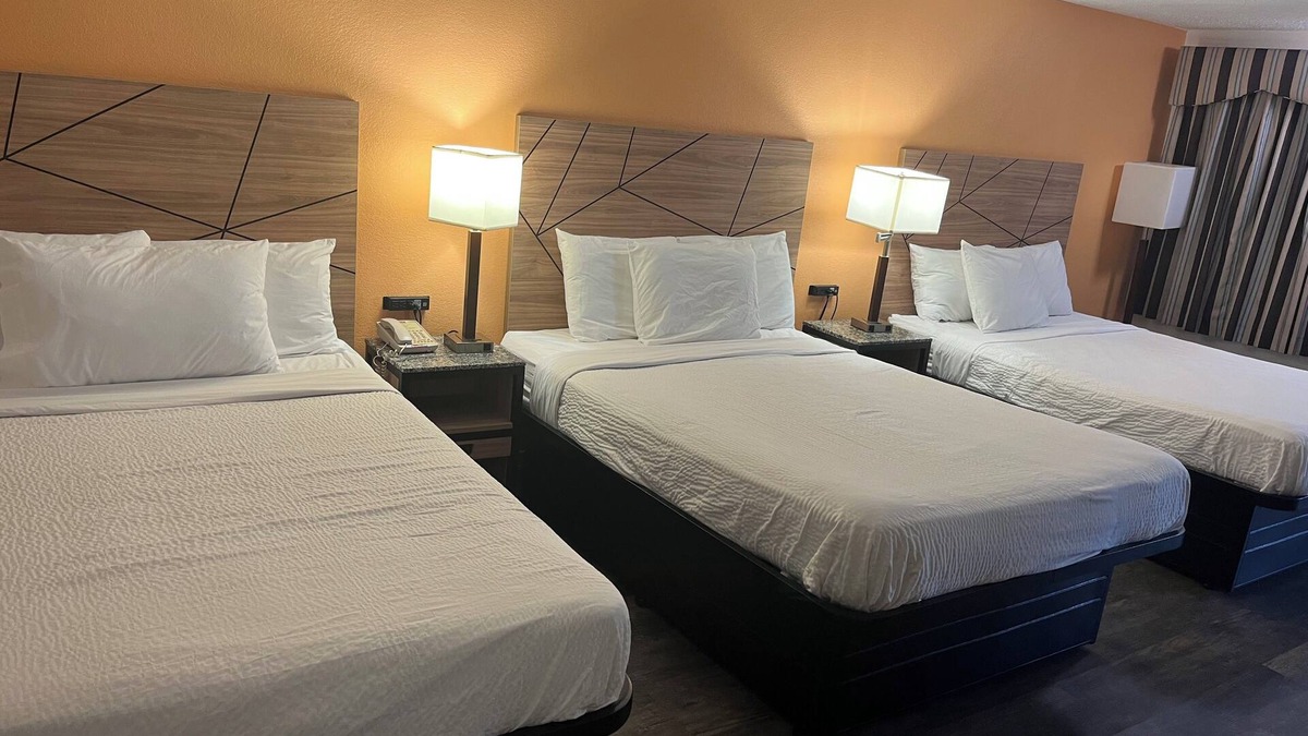 Malden Hotel | Howard Johnson by Wyndham Malden Boston Area