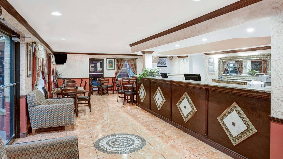 Fort Myers Hotel | Howard Johnson by Wyndham Ft. Myers FL