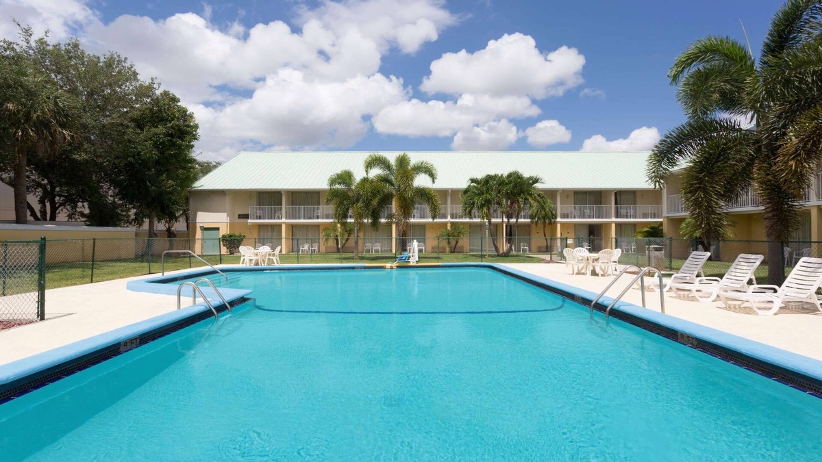 Vero Beach Hotel | Howard Johnson by Wyndham Vero Beach/Downtown