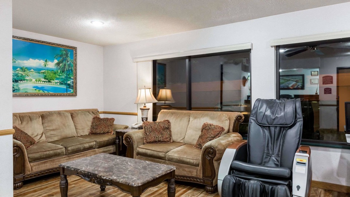 Wichita Hotel | Howard Johnson by Wyndham Wichita Airport