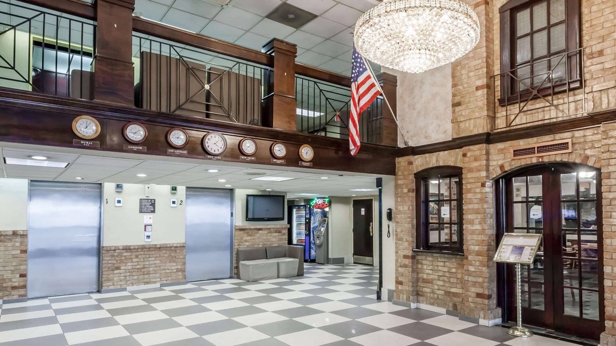 Newark Hotel | Howard Johnson Hotel by Wyndham Newark Airport