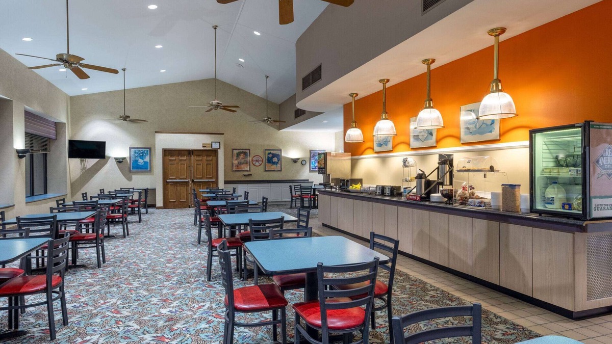 Salem Hotel | Howard Johnson Hotel & Conference Center by Wyndham Salem