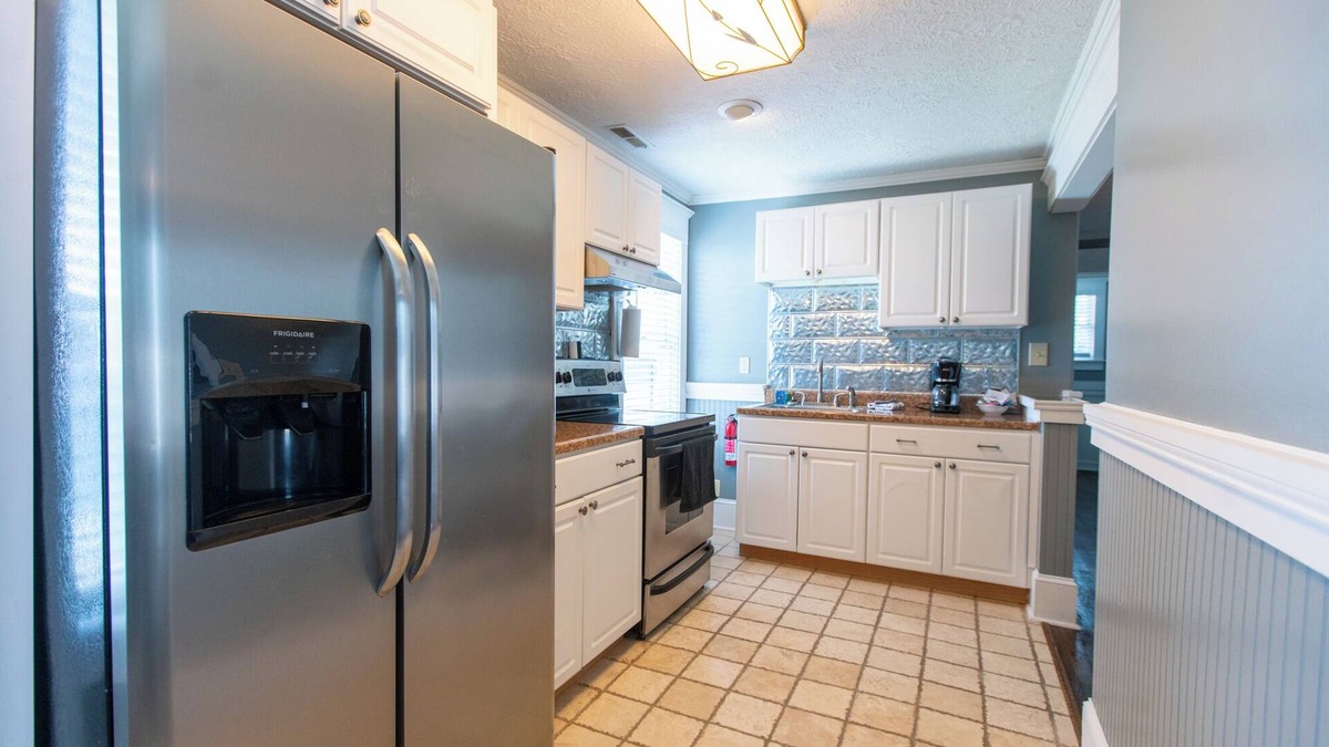 White Sulphur Springs Hotel | Howard's Creek Inn
