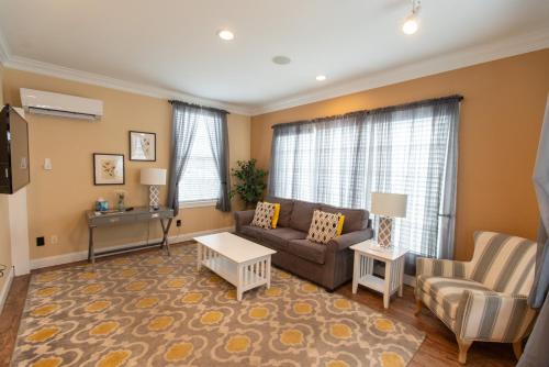 White Sulphur Springs Apartment | Howard's Creek Inn