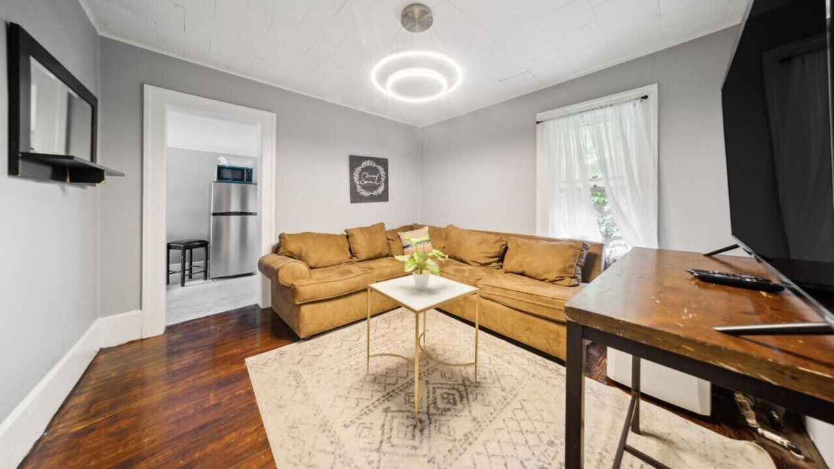 Akron House | Howard UP · Pura Vida II, 4 bedroom condo, Up