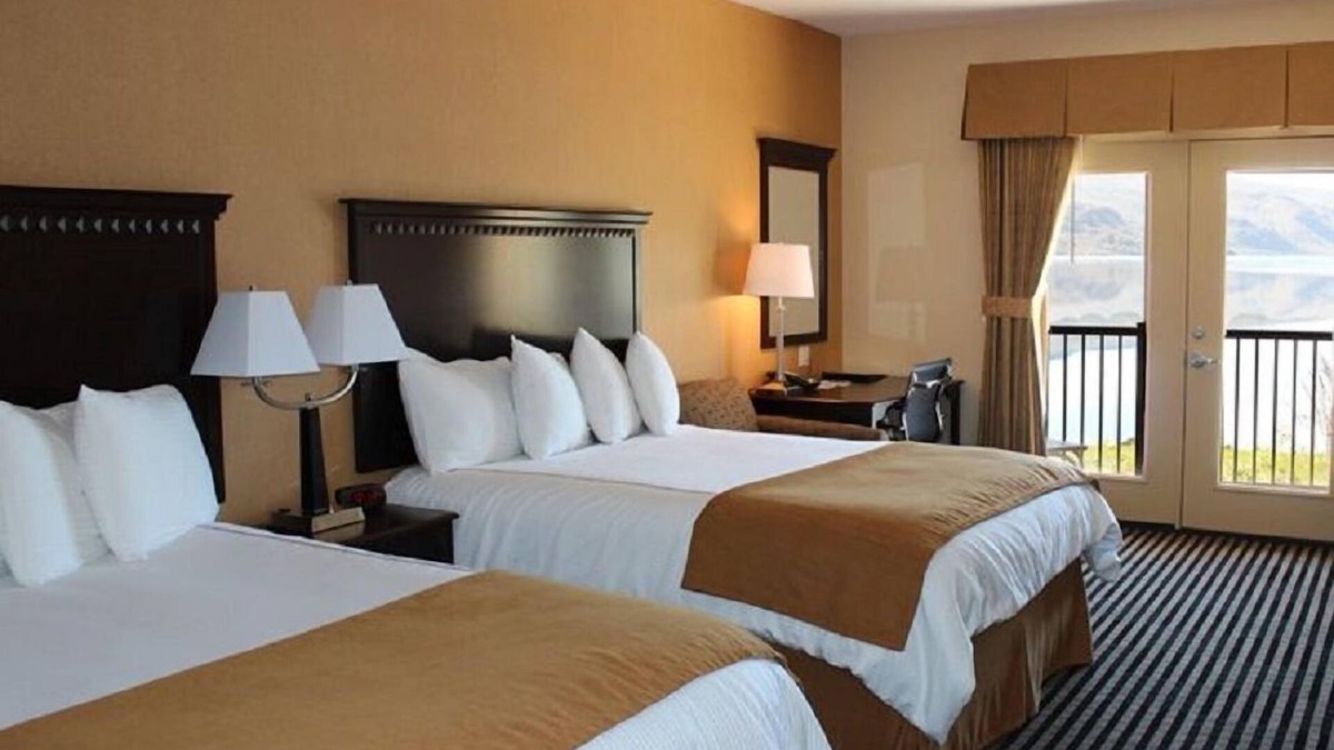 Pateros Hotel | Howards On The River