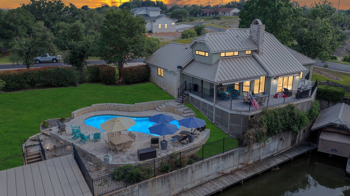 Horseshoe Bay Cabin | Howdy House @HSB Waterfront Private Pool Day Docking 4 BD/3BA for 12